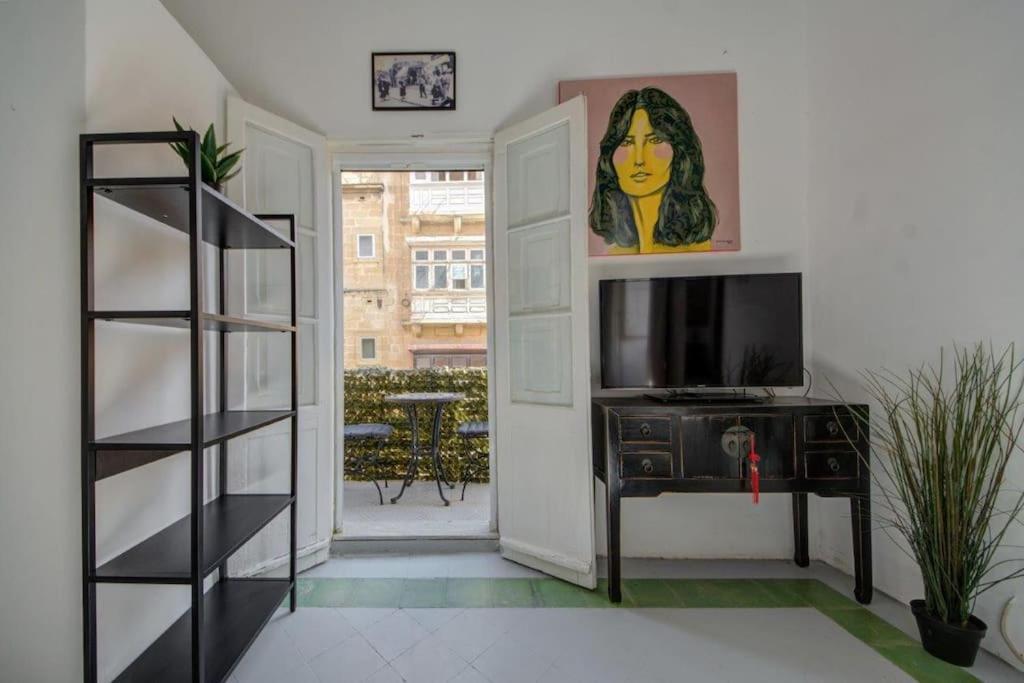 Traditional Maltese Town House In Floriana Exterior photo