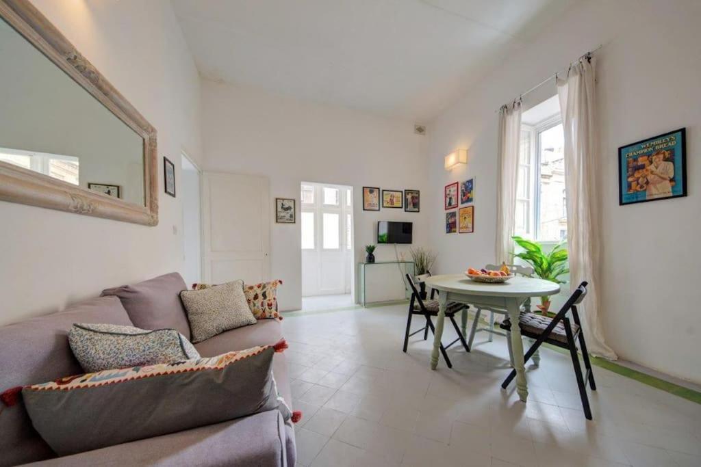 Traditional Maltese Town House In Floriana Exterior photo